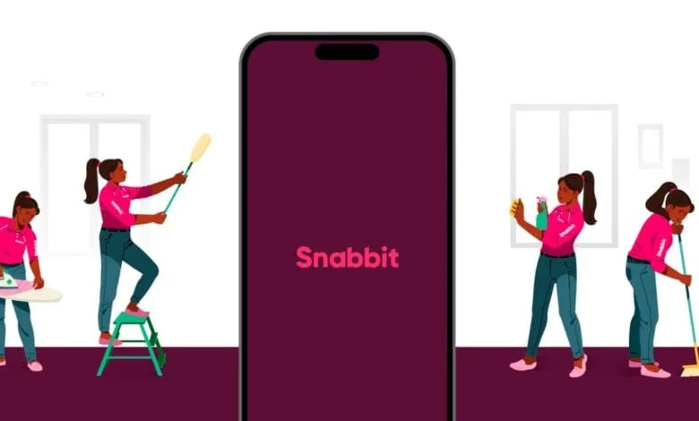 Snabbbit app illustration: Four women in pink uniforms perform various cleaning tasks, showcasing the app's services.