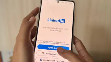 Professionals Trust Their Networks More Than AI, LinkedIn Finds