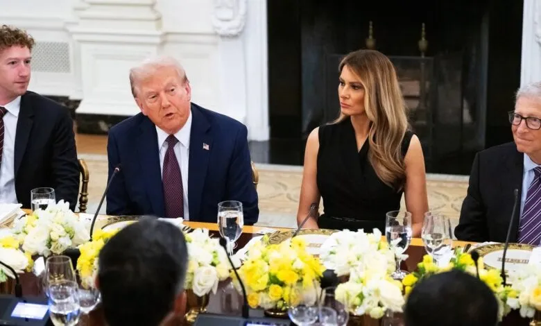 Mark Zuckerberg, Donald Trump, Melania Trump, and Bill Gates seated at a formal dinner.