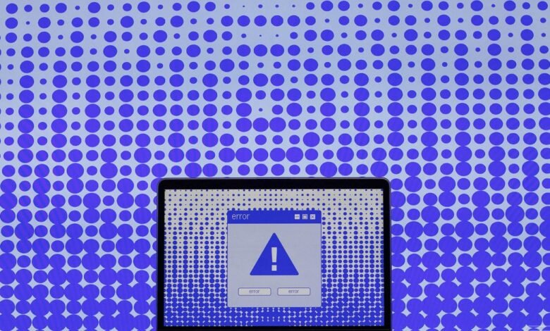 Laptop displaying an error message against a background of purple circles.