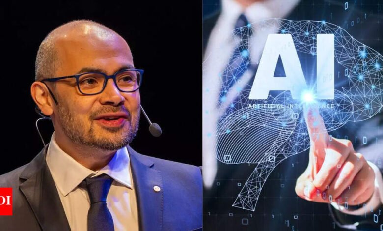 A man speaks at a conference, next to an AI graphic. Artificial intelligence and technology.