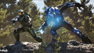 Master Chief in green armor fights a blue Spartan with energy swords in a forest.