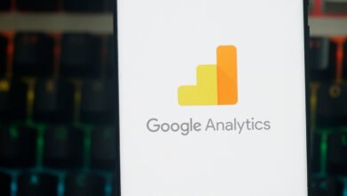 Smartphone screen displaying the Google Analytics logo and text.