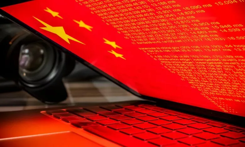 Laptop screen displaying the Chinese flag and network traceroute data.