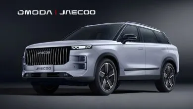 Silver OMODA JAECOO SUV with a prominent grille and sleek headlights.