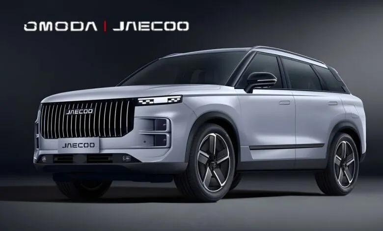 Silver OMODA JAECOO SUV with a prominent grille and sleek headlights.