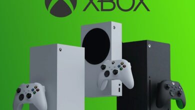 Xbox Series X and Series S consoles with controllers on a green background.