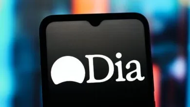 Smartphone displaying the Dia logo on a dark screen with a blurred colorful background.