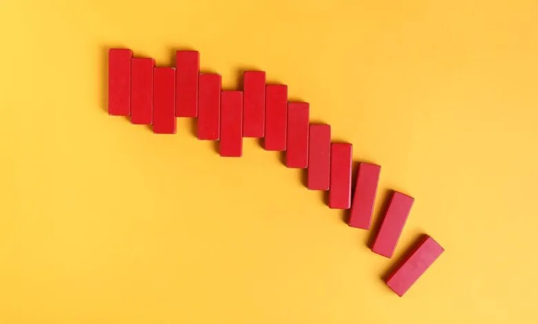 Red blocks arranged in a downward trend on a yellow background.