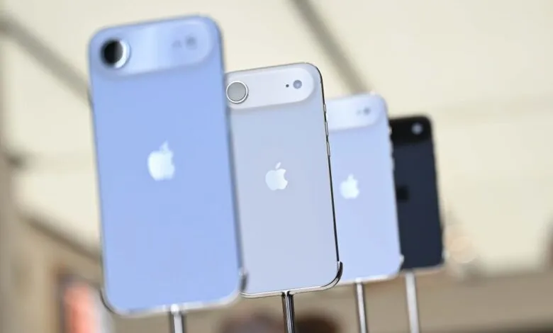 Row of iPhones in various pastel colors, showcasing the Apple logo.