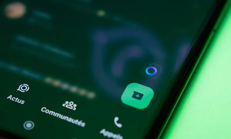 Close-up of a smartphone screen displaying a messaging app interface with icons for 'Actus', 'Communautés', and 'Appels'.