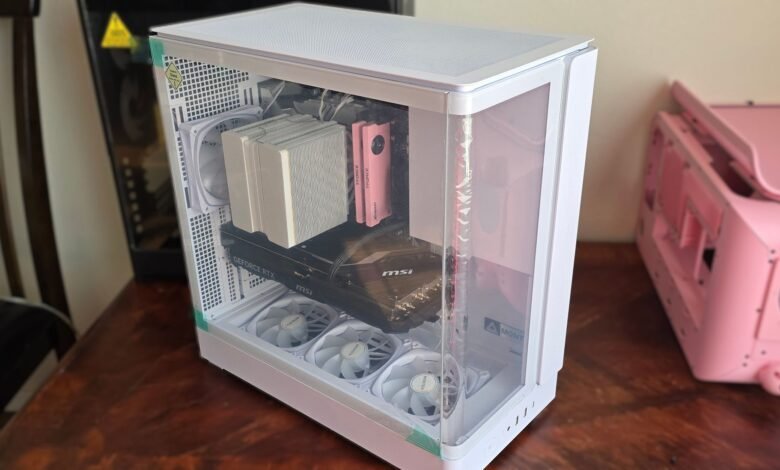White PC case with clear side panel showing internal components like GPU and fans.