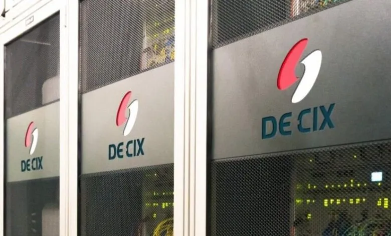 DE-CIX logo on server racks in a data center.
