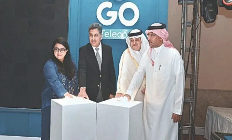 Four individuals stand behind white pedestals with the GO Telecom logo in the background.