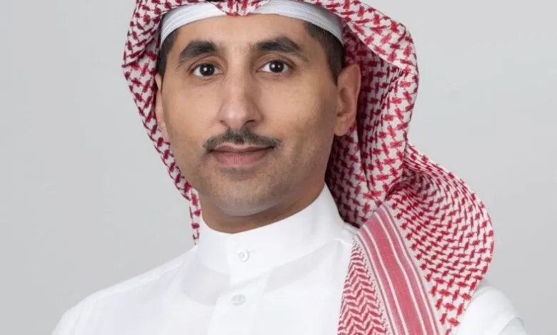 Portrait of a man wearing a white thobe and a red and white ghutra.