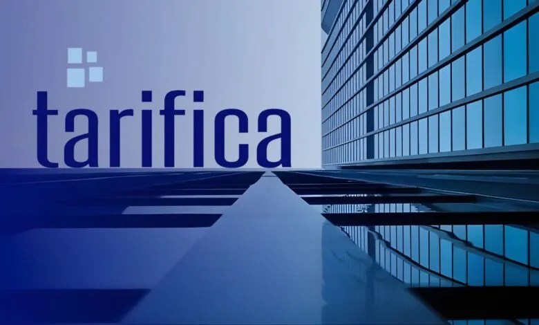 The word 'tarifica' in large blue letters with a modern building facade reflected below.