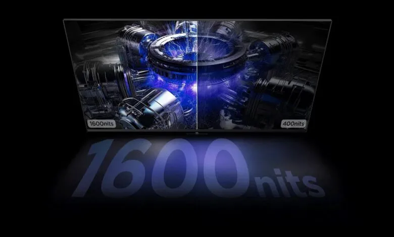 Split screen comparison of a TV display showing 1600 nits vs 400 nits brightness.