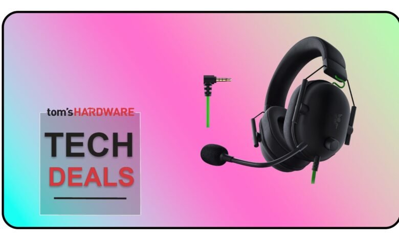 Black gaming headset with microphone and a 3.5mm audio jack on a gradient background.