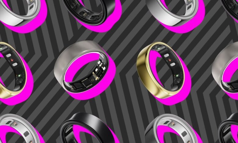 Smart rings in gold, silver, and black on a gray geometric background.