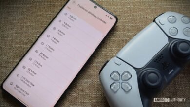 Android phone displays DualSense controller remapping options next to the controller.