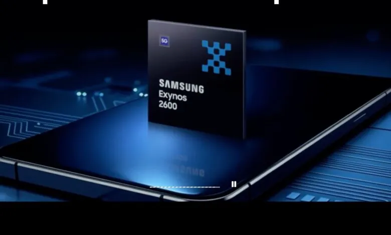 Samsung Exynos 2600 chip on a smartphone, showcasing 5G technology.