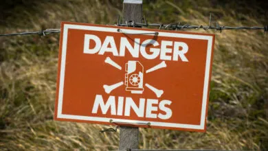 4 AI Agents Rebuild Minesweeper: Explosive Results