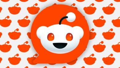 Reddit logo in orange speech bubble on a pattern background.
