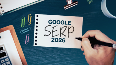 Google SERP 2026 written on notepad with office supplies.