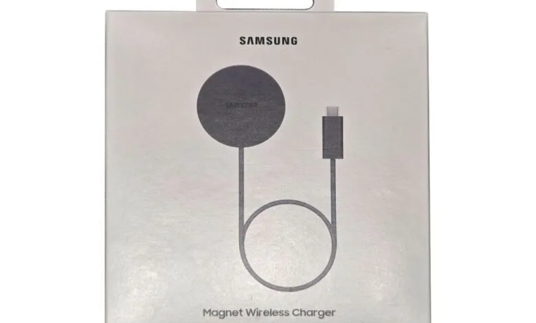 Samsung Magnet Wireless Charger box with charger illustration.
