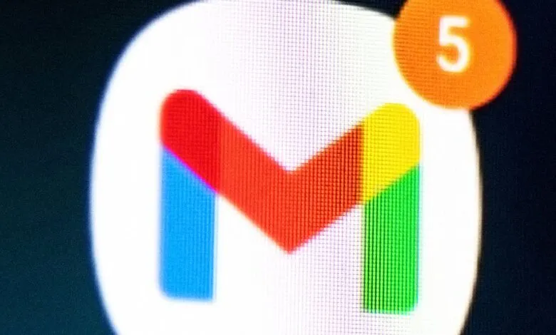 Gmail logo with notification badge showing 5 unread emails.