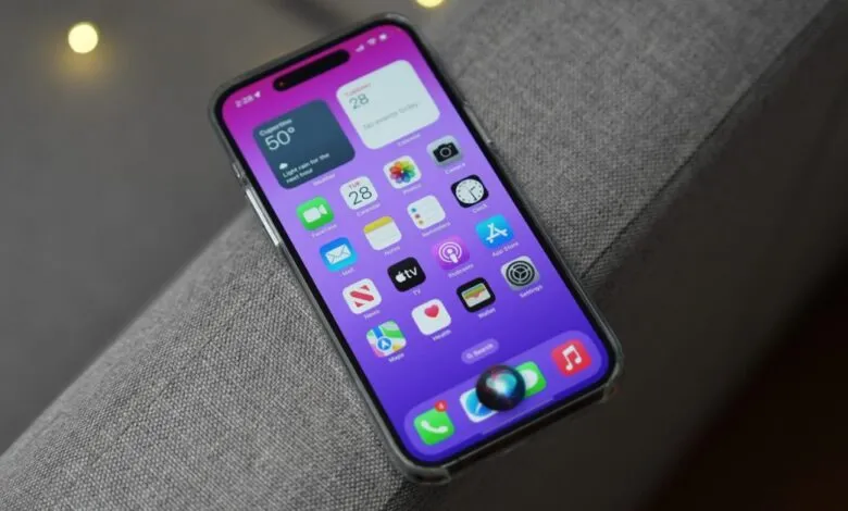 iPhone displaying iOS 16.5 beta home screen with Siri active.