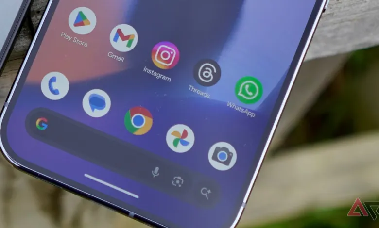 Smartphone screen displaying various app icons on a purple background.