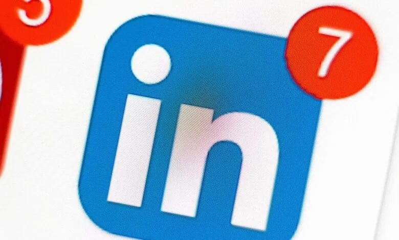 Close-up of LinkedIn logo with notification badge showing '7'.