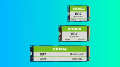 Three Kioxia BG7 NVMe SSDs of varying sizes on a gradient background.