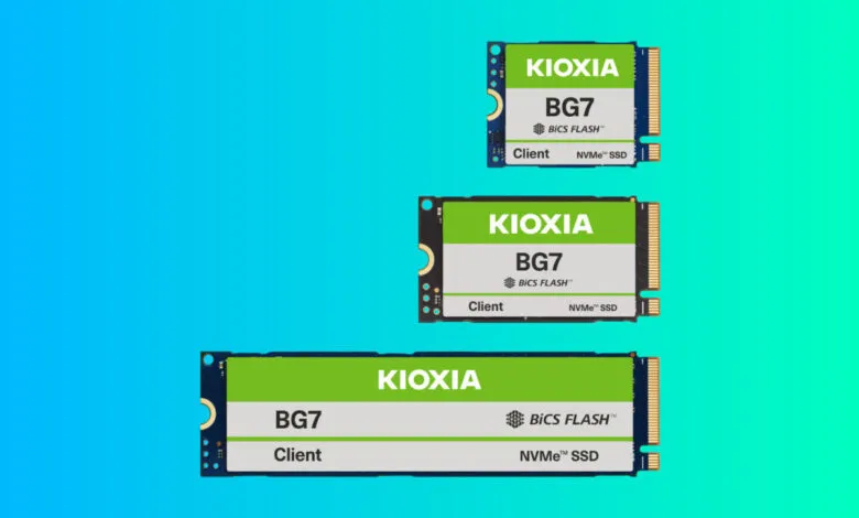 Three Kioxia BG7 NVMe SSDs of varying sizes on a gradient background.