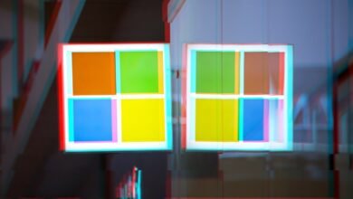 Two Windows logos with a glitch effect, showing vibrant color blocks.