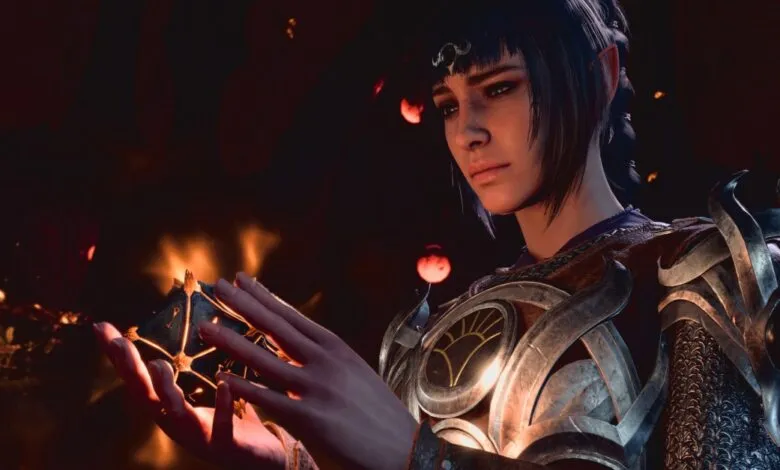 Shadowheart from Baldur's Gate 3 holds a glowing artifact.