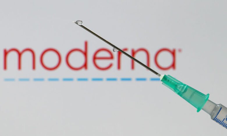 Syringe with droplet against Moderna logo, vaccine concept.