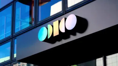 Odido logo on building exterior, colorful geometric shapes.