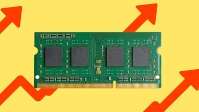 RAM module on yellow background with rising red arrows.