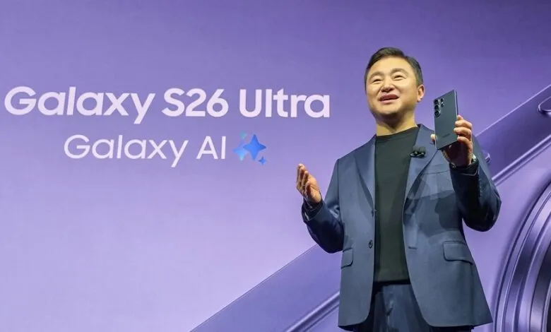 Samsung executive presents the Galaxy S26 Ultra on stage.