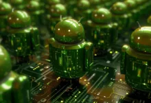 Green Android robots stand on a circuit board, reflecting light.