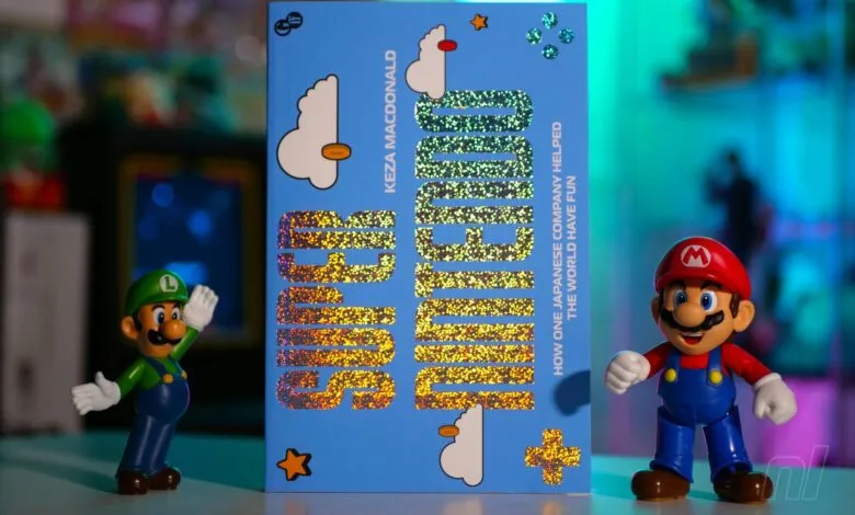 Book cover of 'Super Nintendo' with Mario and Luigi figurines.