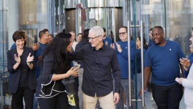 Tim Cook greeted by Apple employees, receiving applause and a photo opportunity.