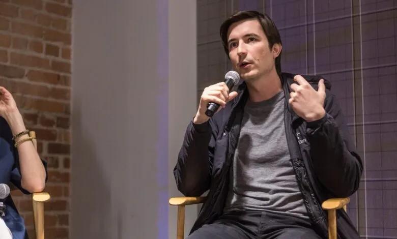 Robinhood CEO Vlad Tenev speaks into a microphone on stage.