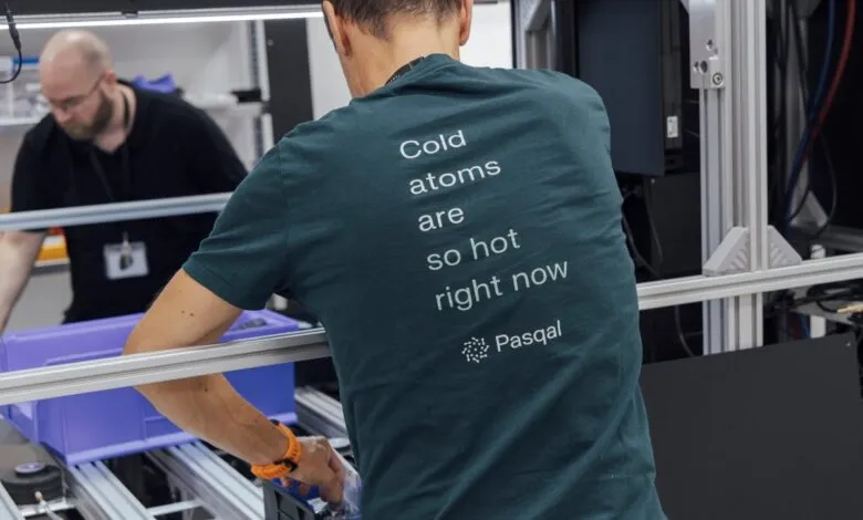 Man in Pasqal shirt: 'Cold atoms are so hot right now'