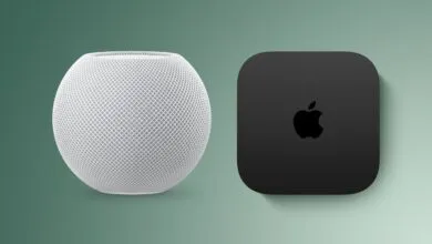 HomePod Mini and Apple TV 4K on a green gradient background.