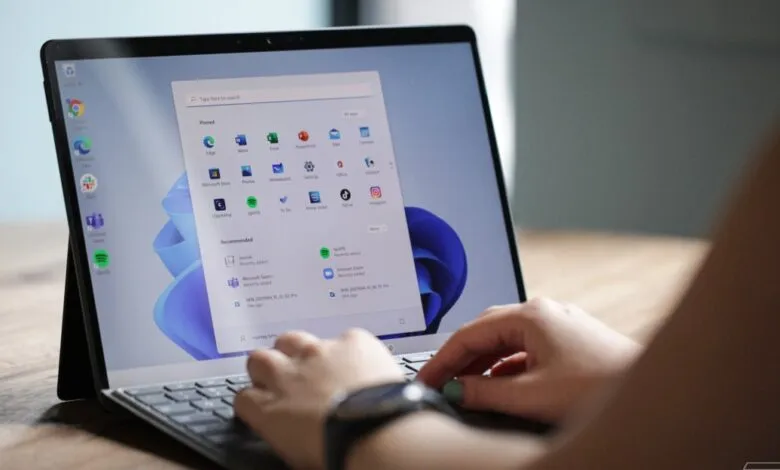 Person using a laptop with Windows 11 operating system.