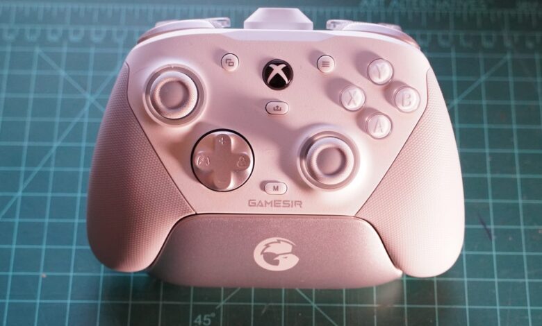 Close-up of a white GameSir G7 SE Xbox controller on a green grid surface.