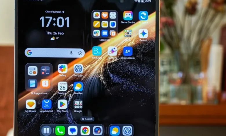 Smartphone screen displaying app icons and widgets on a dark background.